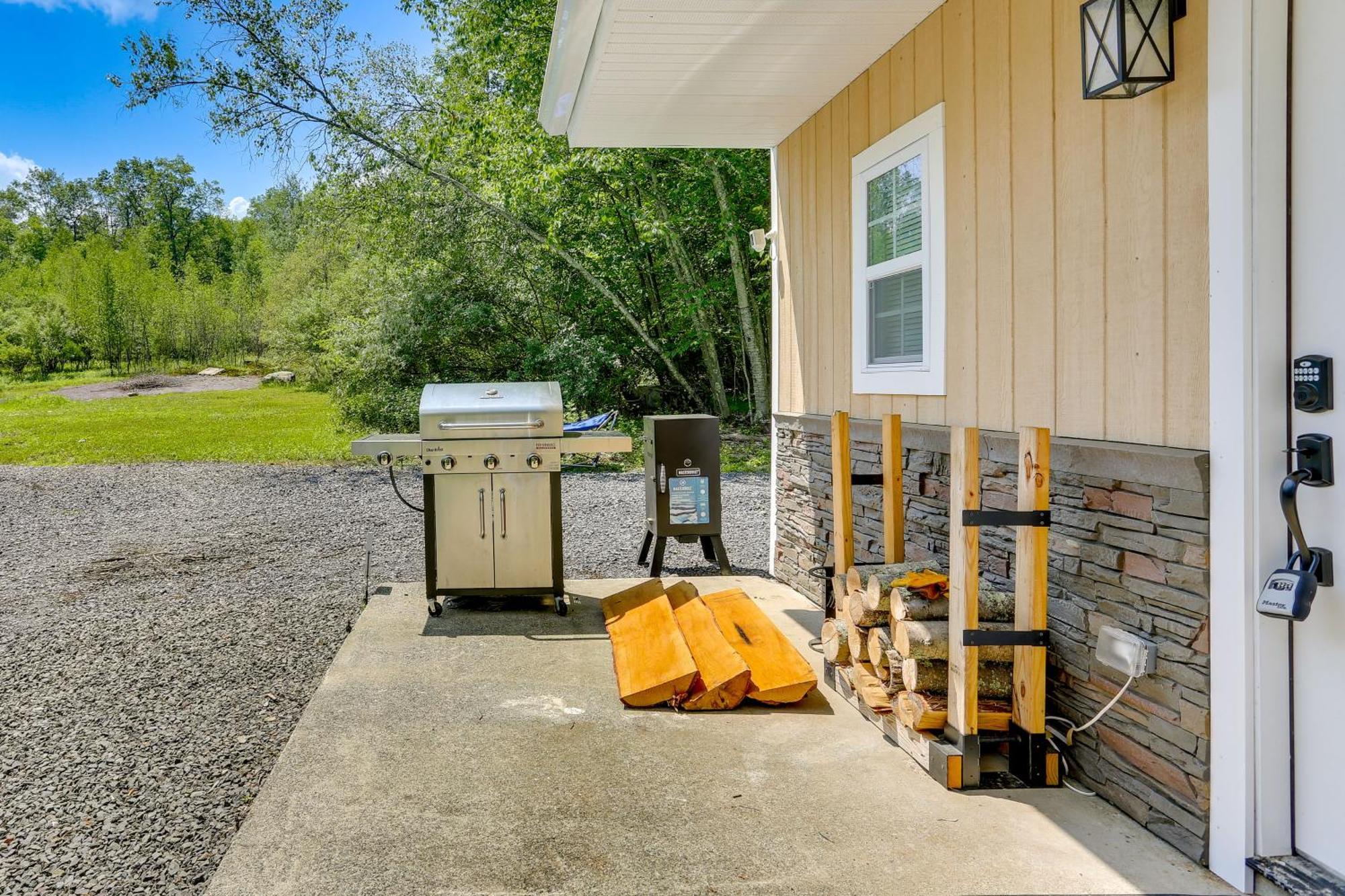 Secluded Poconos Cabin With Fire Pit On 75 Acres! Іст-Страудсберг Екстер'єр фото